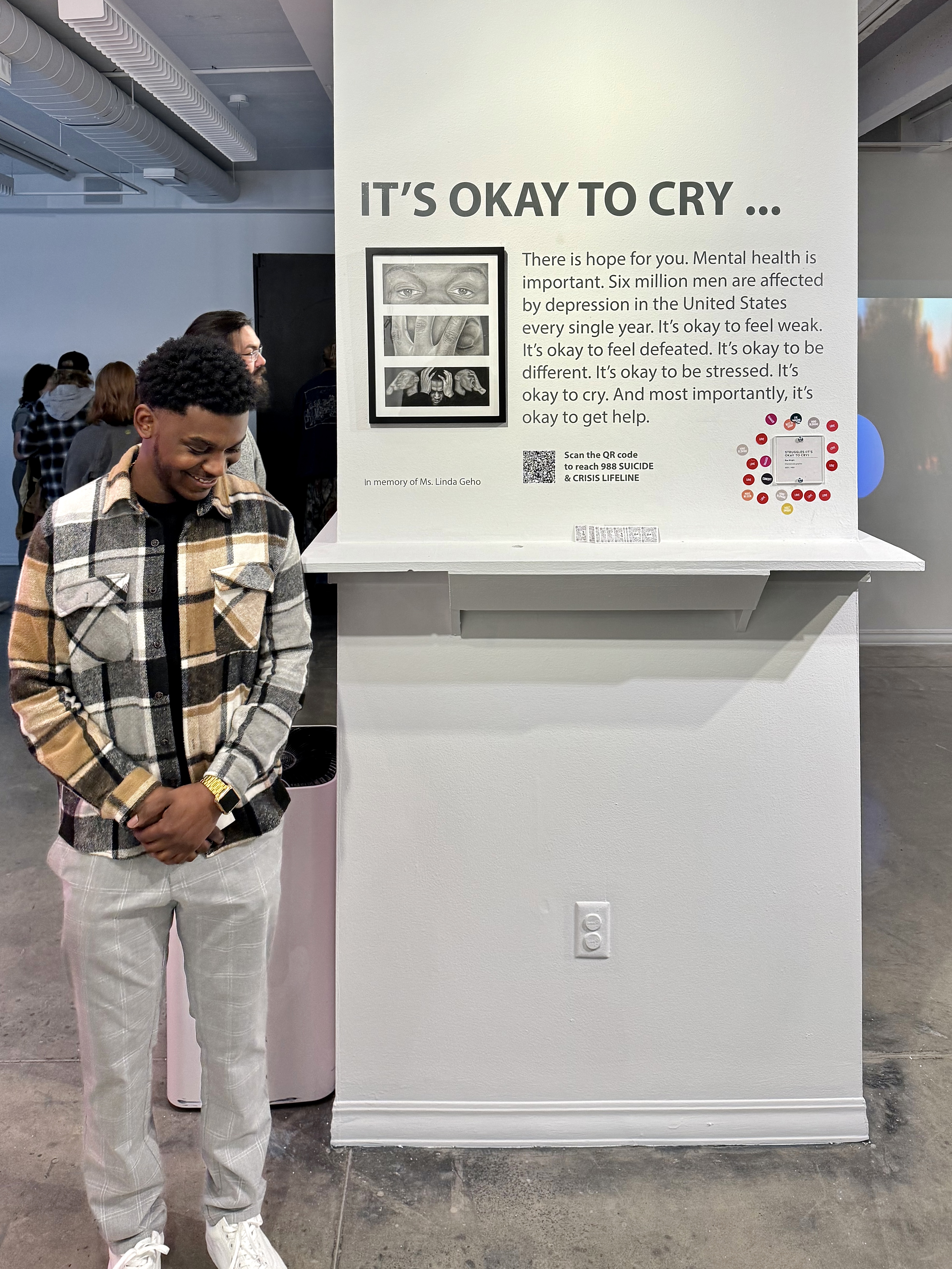 Que at art show
